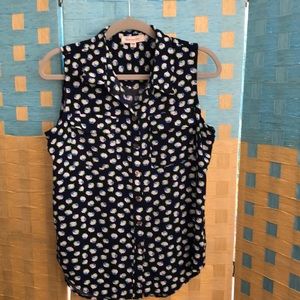 Two by Vince Camuto sleeveless button up top M